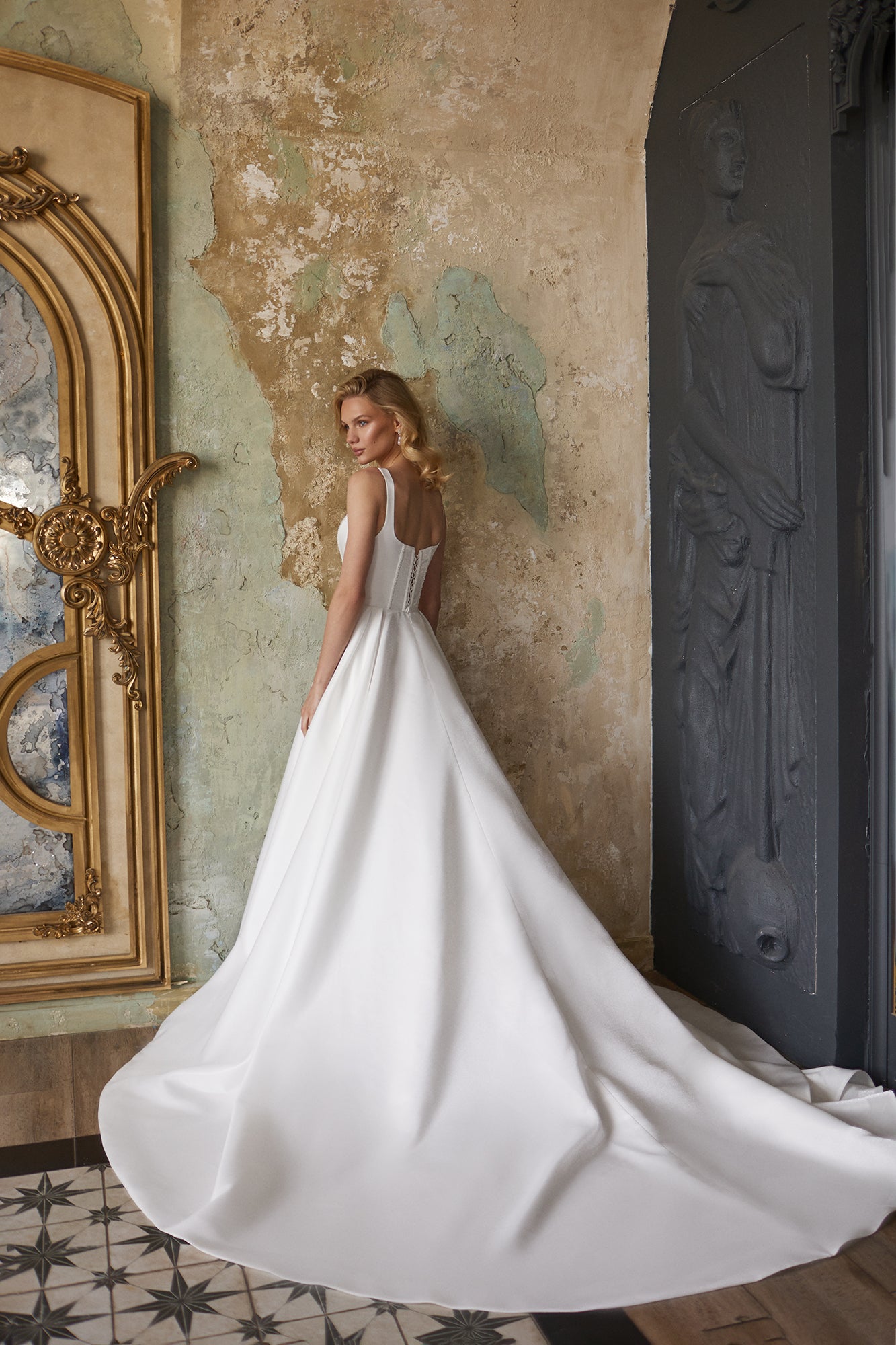 AMIRA Elegant Minimalism Wedding Dress